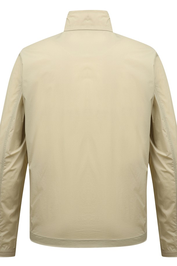 남성 타운 경량 기본 점퍼 L12E1JP013_BG는 골프 및 일상에서 활용하기 좋은 남성용 점퍼입니다. 베이지 색상의 무지 디자인으로, 봄, 가을에 적합한 얇고 부드러운 나일론 소재를 사용했습니다. 레귤러 핏과 레귤러 기장으로 편안한 착용감을 제공하며, 집업 스타일로 간편하게 여밀 수 있습니다. 경량 방풍 기능과 긴 소매 기장으로 스포티한 스타일을 연출할 수 있습니다.
