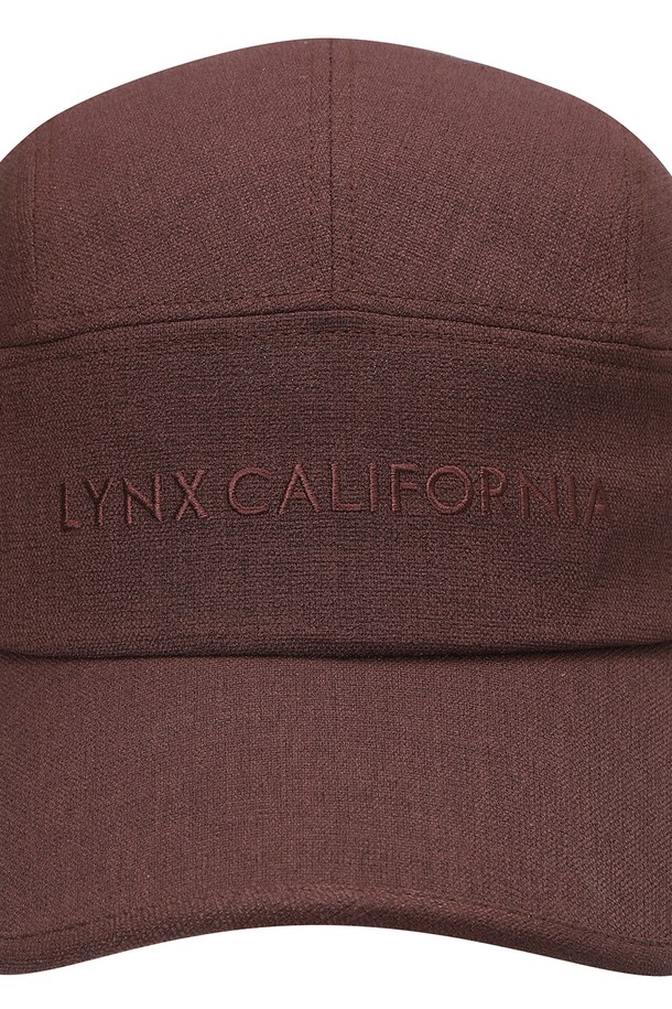 세련된 여성 골프룩을 완성해 줄 L21E1CP256_BR 브라운 골프 스카프 귀파임캡입니다. 부드러운 폴리에스테르 소재로 제작되어 편안한 착용감을 선사하며, 봄, 여름, 가을 시즌에 활용하기 좋습니다. 캠프캡 스타일로 활동적인 느낌을 주고, 귀를 덮는 디자인으로 햇볕으로부터 보호해 줍니다. 사이즈 조절이 가능하며, 무지 디자인에 스카프 리본 장식이 더해져 클래식하면서도 미니멀한 매력을 줍니다. 블랙 컬러도 함께 출시되어 취향에 맞게 선택할 수 있습니다.
