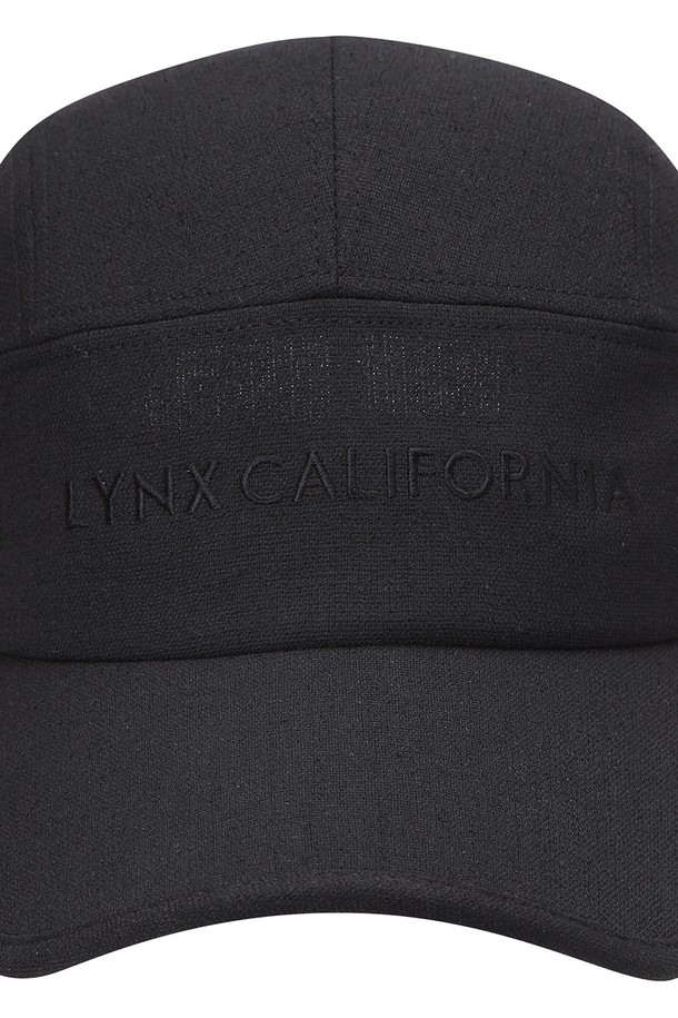 여성 골프 스카프 귀파임캡 L21E1CP256_BK는 라운딩 룩을 완성하는 블랙 컬러의 골프캡입니다. 봄, 여름, 가을 시즌에 착용하기 좋으며, 부드러운 폴리에스테르 소재로 제작되어 편안한 착용감을 선사합니다. 일반 모자 깊이와 챙 넓이로 디자인되었으며, 자외선 차단 및 통기 기능을 갖춰 야외 활동 시에도 쾌적함을 유지합니다. 스카프 디테일과 귀파임 디자인이 특징으로, 캐주얼하면서도 미니멀한 골프룩을 연출할 수 있습니다.
