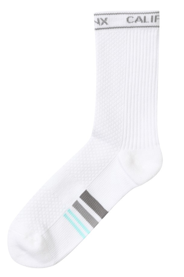 남성 퍼포먼스 장목 양말 L11E1SC301_WH는 골프룩에 적합한 스포티하고 미니멀한 스타일의 양말입니다. 화이트 색상에 로고 패턴으로 포인트를 주었으며 사계절 내내 착용 가능합니다. 흡습 및 속건 기능으로 쾌적함을 유지하며, 나일론, 폴리에스테르, 스판덱스 혼방 소재로 제작되었습니다. 보통 두께의 장목 디자인으로 활동성을 높여줍니다. 골프를 즐기는 남성분들에게 추천하는 제품입니다.
