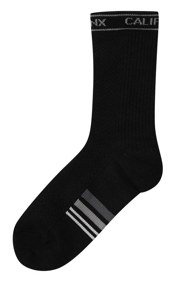 남성 골프 퍼포먼스 장목 양말 L11E1SC301_BK 입니다. 블랙과 화이트 두 가지 색상으로 제공되며, 면, 폴리에스테르, 나일론, 고무, 폴리우레탄 혼방 소재로 제작되었습니다. 흡습 기능이 있어 쾌적한 착용감을 선사하며, 중간 두께감과 신축성 있는 촉감으로 활동성을 높였습니다. 발길이 21cm, 발목길이 19cm의 장목 스타일로, 스포티하고 미니멀한 골프룩에 로고 포인트 디자인을 더했습니다.
