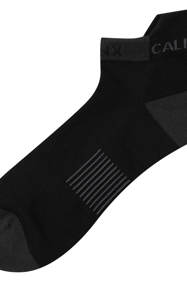 남성 골프 배색 단목 양말 L11E1SC201_BK입니다. 블랙 컬러에 면, 폴리에스테르, 스판덱스 혼방 소재로 제작되어 사계절 내내 착용 가능합니다. 얇은 두께감과 흡습, 통기 기능으로 쾌적한 착용감을 제공하며, 스포티하고 캐주얼한 골프룩에 잘 어울립니다. 배색 디자인으로 포인트를 더하여 개성 있는 스타일을 연출할 수 있습니다. 단목 스타일로 활동성을 높여 골프 활동에 최적화되었습니다.
