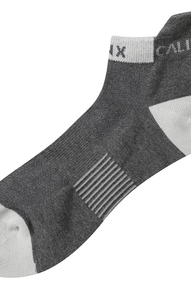 남성 골프 배색 단목 양말 L11E1SC201_GY입니다. 면과 스판덱스 혼방 소재로 제작되어 흡습 및 통기 기능이 뛰어나 쾌적한 착용감을 제공합니다. 그레이 컬러에 배색 디자인이 적용되어 스포티하고 캐주얼한 골프룩에 잘 어울립니다. 단목 스타일로 발목을 편안하게 감싸주며, 활동적인 움직임에도 불편함 없이 사용할 수 있습니다. 필드 위에서 스타일리시함을 더해주는 필수 아이템입니다.
