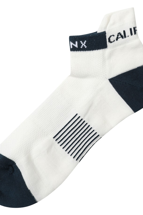 남성 골프 배색 단목 양말 L11E1SC201_WH는 골프 및 스포츠 활동에 적합한 남성용 양말입니다. 화이트, 그레이, 블랙 세 가지 색상으로 출시되었으며, 메쉬 구조의 통기성 있는 디자인이 특징입니다. 면, 폴리에스테르, 나일론, 고무, 폴리우레탄 혼방 소재로 제작되어 흡습 및 통기 기능이 우수합니다. 스포티, 캐주얼, 미니멀 스타일을 연출하며, 골프룩, 피트니스룩, 러닝룩 등 다양한 TPO(Time, Place, Occasion)에 활용 가능합니다. 발목 양말 형태로 편안한 착용감을 제공합니다.
