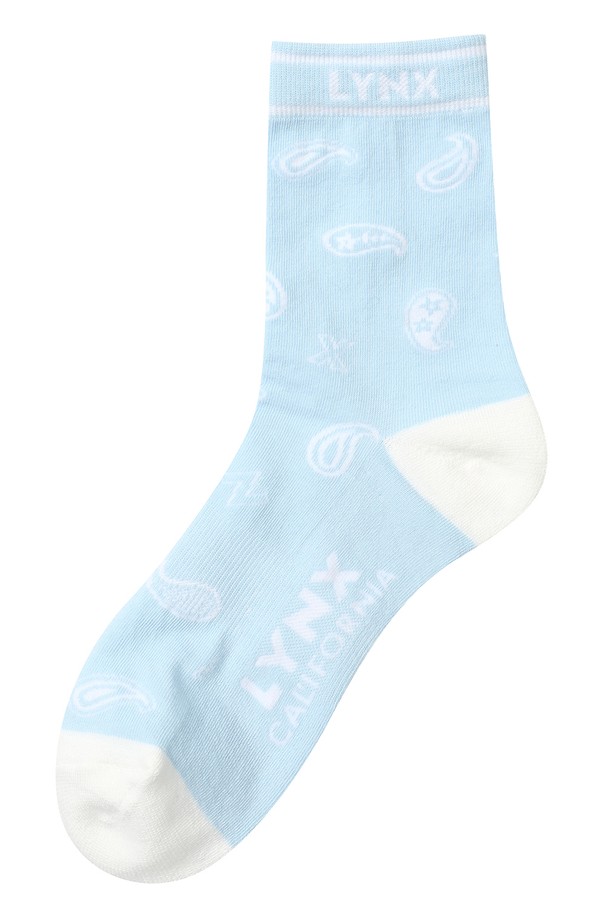 세련된 페이즐리 패턴이 돋보이는 남성 중목 양말입니다. 면과 스판덱스 혼방으로 제작되어 부드러운 촉감과 뛰어난 흡습성을 자랑합니다. 얇은 두께감으로 봄, 여름, 가을 계절에 시원하게 착용 가능하며, 특히 골프룩에 클래식하고 캐주얼한 스타일을 더해줍니다. 하늘색과 화이트 두 가지 색상으로 출시되어 다양한 의상에 매치하기 좋습니다. 페이즐리 패턴이 발목을 감싸 세련된 포인트를 선사합니다.
