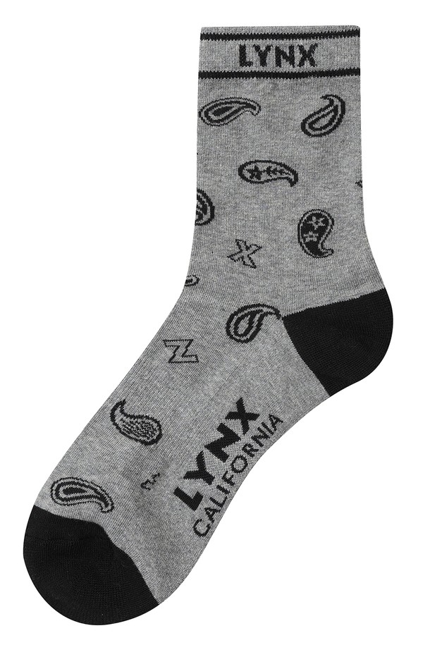 남성 페이즐리 중목 양말은 골프룩에 어울리는 클래식, 미니멀 또는 캐주얼 스타일의 양말입니다. 부드러운 촉감의 면과 폴리에스테르 혼방 소재로 제작되어 흡습 기능이 뛰어나 쾌적한 착용감을 제공합니다. 얇은 두께감의 중목 길이로, 그레이와 블랙 두 가지 색상으로 만나볼 수 있습니다. 페이즐리 패턴과 로고 디자인이 돋보이는, 개성 있는 스타일을 연출해보세요. 일상에서도 편안하게 착용할 수 있습니다.
