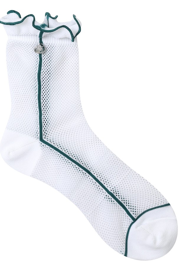 여성 골프룩에 어울리는 화이트 컬러의 중목 양말입니다. 메쉬 소재로 제작되어 통기성이 뛰어나 봄, 여름 시즌에 쾌적하게 착용할 수 있습니다. 라이닝 기능으로 편안함을 더했으며, 스포티하면서도 미니멀한 디자인이 특징입니다. 골프 활동 시 발을 시원하게 유지하고 스타일리시함을 더해줍니다.
