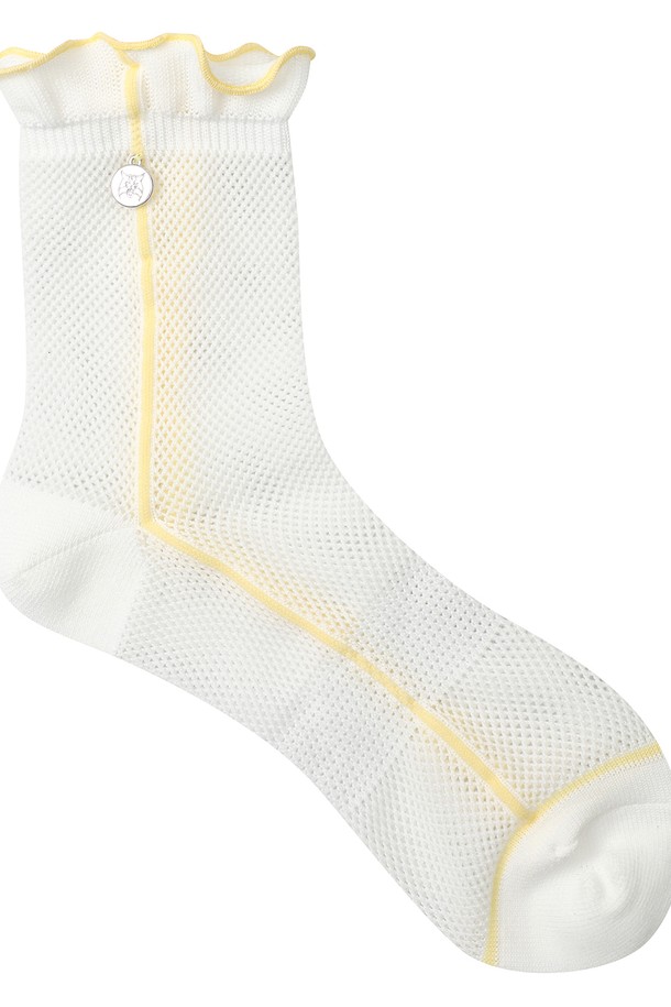 아이보리 컬러의 여성용 메쉬 중목 양말입니다. 골프룩에 어울리는 미니멀하고 클래식한 스타일로, 사계절 내내 착용 가능합니다. 라이닝 처리로 쾌적한 착용감을 제공하며, 무지 디자인으로 어떤 옷에도 잘 어울립니다. 통기성이 좋은 메쉬 소재를 사용하여 활동적인 골프를 즐기기 좋습니다. L21E1SC253_IV 모델로, 당신의 골프 스타일을 완성해 보세요.
