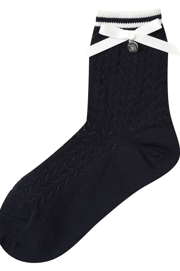 여성스러운 꽈배기 패턴과 리본 장식이 돋보이는 여성 골프 양말입니다. 네이비, 그레이, 화이트 세 가지 색상으로 출시되어 어떤 골프룩에도 매치하기 좋습니다. 면, 나일론, 폴리에스테르, 폴리우레탄, 고무 혼방 소재로 제작되어 부드러운 착용감과 신축성을 제공합니다. 중간 두께의 중목 길이로, 클래식하면서도 걸리시한 스타일을 연출할 수 있습니다. 필드 위 당신의 섬세함을 더해줄 아이템입니다.
