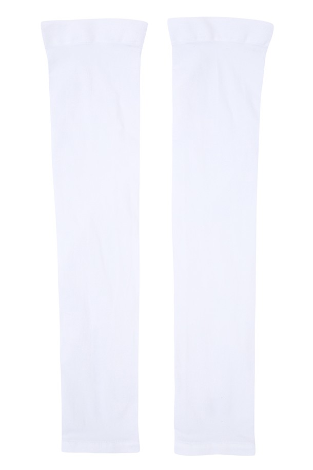 남성 냉감 스타킹 팔토시 L11E7AC303_WH는 시원한 여름철 일상생활에 적합한 남성용 팔토시입니다. 부드러운 촉감과 얇은 두께로 제작되어 편안한 착용감을 제공하며, 나일론과 스판덱스 혼방 소재로 시원한 냉감 기능을 선사합니다. 무지 디자인으로 캐주얼, 미니멀, 스포티 등 다양한 스타일 연출에 용이합니다. 흰색 컬러로 깔끔하고 시원한 느낌을 더하며, 활동적인 여름철에도 쾌적함을 유지시켜 줍니다. 스타킹 소재를 사용하여 우수한 통기성을 자랑합니다.
