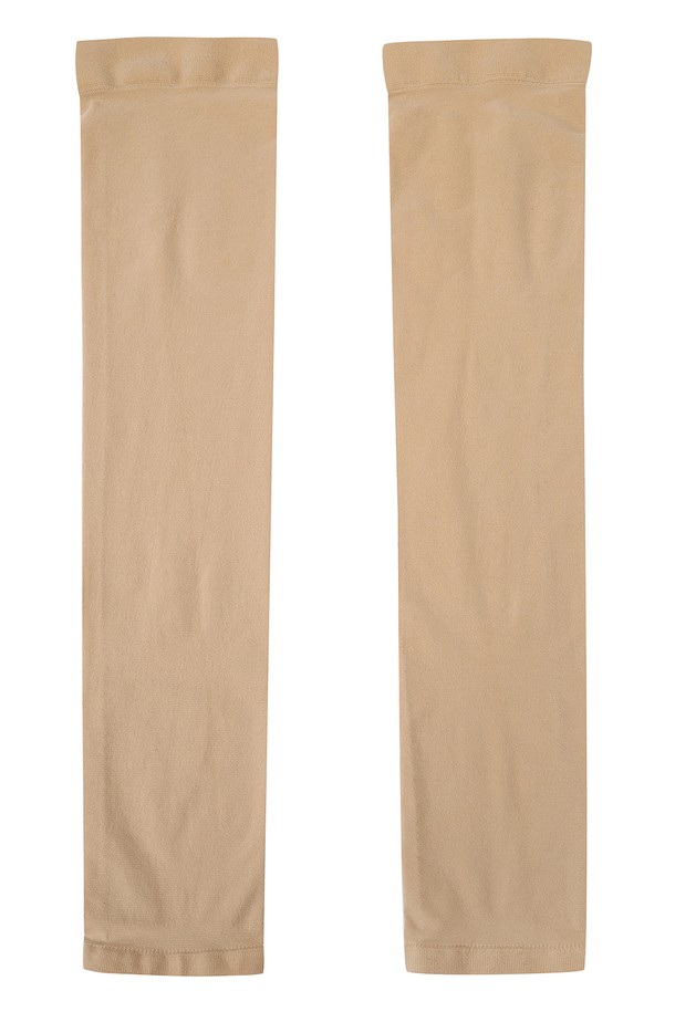 남성 냉감 스타킹 팔토시 L11E7AC303_BG는 여름철 골프룩에 적합한 팔토시입니다. 베이지 컬러의 무지 디자인으로, 스포티하면서도 미니멀한 스타일을 연출합니다. 나일론과 폴리우레탄 혼방 소재로 제작되어 시원한 냉감 촉감을 제공하며, UV 차단 기능으로 자외선으로부터 피부를 보호합니다. 신축성이 좋아 편안한 착용감을 선사하며, 약간의 비침이 있어 시원함을 더합니다. 통기성이 우수하여 쾌적하게 라운딩을 즐길 수 있습니다.
