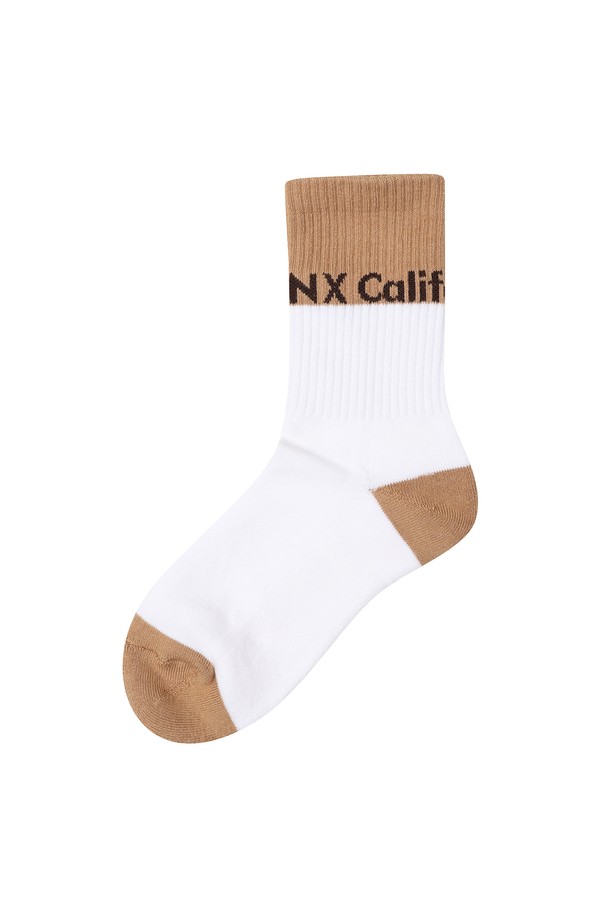 **[25FW] 여성 반전배색 중목 양말 L21E3SC254_WH**는 골프 활동에 적합하며, 가을/겨울 시즌에 착용하기 좋은 여성용 양말입니다. 부드러운 면과 스판덱스 혼방 소재로 제작되어 흡습 기능이 뛰어나며, 화이트와 베이지 컬러의 배색 디자인이 특징입니다. 중목 길이로 발목을 안정감 있게 감싸줍니다.
