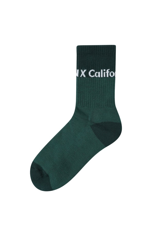 여성 골프 양말입니다. 가을/겨울 시즌에 착용하기 좋으며, 그린 색상의 배색 디자인이 특징입니다. 중목 기장으로 제작되어 편안함과 스타일을 동시에 만족시킵니다.
