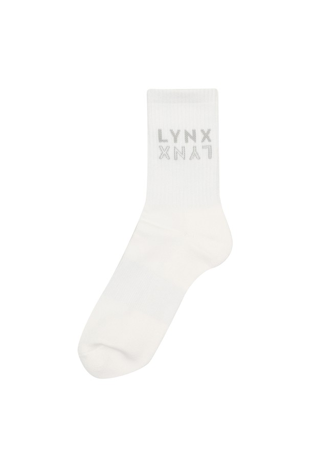 **[25FW] 남성 골조직 중목 양말 L11E3SC202_WH**는 골프 활동에 적합한 남성용 양말입니다. 신축성이 뛰어나 편안한 착용감을 제공하며, 면, 폴리에스테르, 나일론, 고무, 폴리우레탄 혼방 소재로 제작되었습니다. 화이트 컬러에 로고 포인트가 있으며, 중간 두께감의 중목 길이로 가을에 착용하기 좋습니다.
