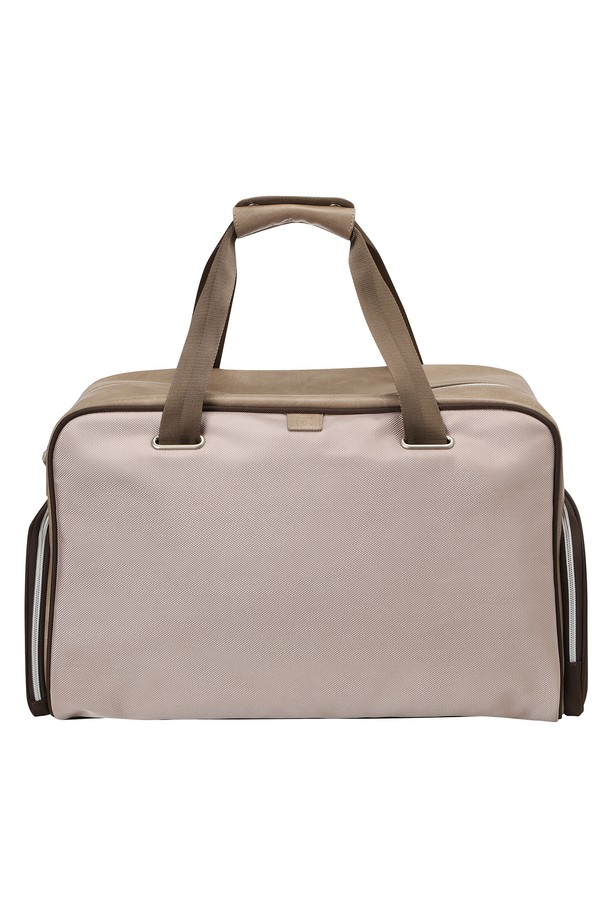남성용 [25FW] 베이지 색상의 라지 사이즈 보스턴백입니다. 폴리에스테르와 폴리우레탄 혼방 소재로 제작되었으며, 내부 안감과 넉넉한 수납공간, 신발 수납 기능을 갖춰 여행과 골프 활동에 적합합니다. 사각 형태의 무지 디자인에 네임택을 더해 실용성을 높였으며, 지퍼형 잠금 방식으로 내용물을 안전하게 보관할 수 있습니다.
