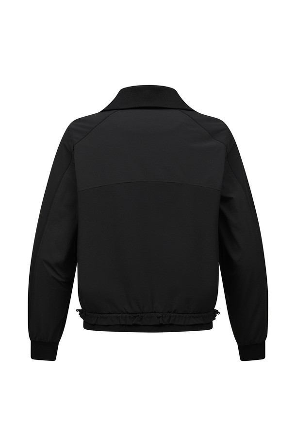 [25FW] 여성 소재믹스 트레이닝 세트 (SET) 점퍼 L21E3JP383_BK는 여성용 트레이닝 점퍼입니다. 블랙과 아이보리 두 가지 색상으로 제공되며  골프 및 트레이닝 활동에 적합합니다. 가을, 겨울 시즌에 착용하기 좋으며, 스포티한 스타일을 연출할 수 있습니다. 나일론, 폴리우레탄, 아크릴, 면, 폴리에스터 등의 소재를 혼합하여 제작되었으며, 신축성 있는 중간 두께감으로 편안한 착용감을 선사합니다. 스트레치 소재, 립 구조, 안감 처리가 더해져 활동성을 높였습니다.
