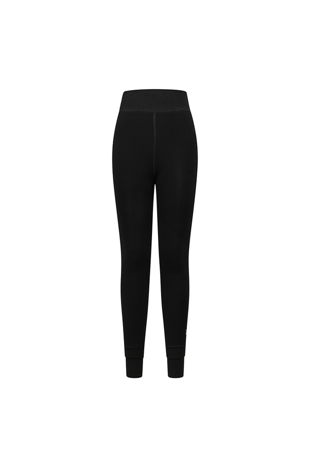 [25FW] 여성 밍크 기모 레깅스는 부드러운 촉감과 높은 신축성으로 편안한 착용감을 제공하며, 슬림핏 디자인으로 다리 라인을 더욱 돋보이게 합니다. 밍크 기모 안감으로 보온성을 높여 가을 시즌 골프 활동 시 따뜻하게 착용할 수 있습니다. 블랙, 아이보리, 네이비 세 가지 색상으로 출시되어 다양한 스타일 연출이 가능하며, 비침 걱정 없이 활동적인 움직임을 지원합니다.
