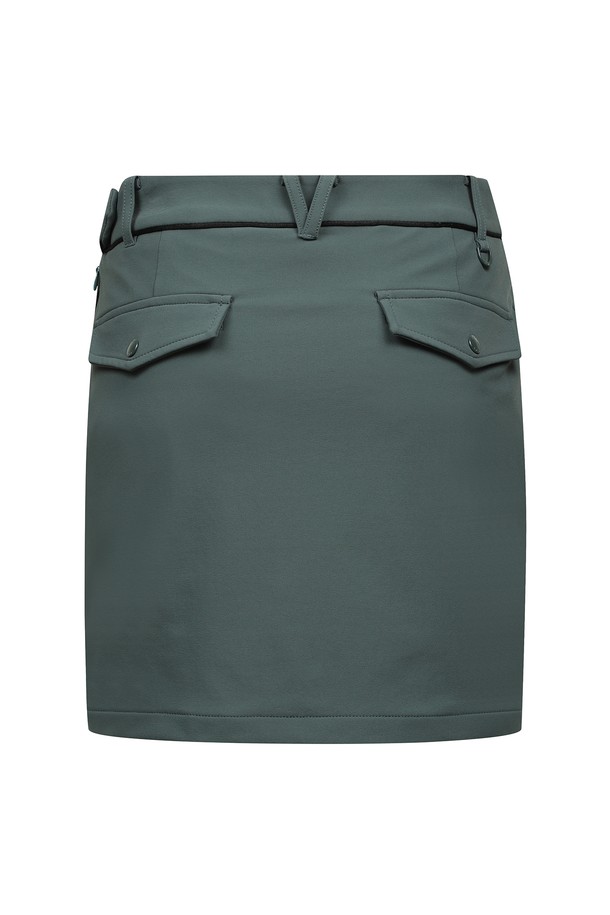 [25FW] 여성 이중지 H라인 큐롯 L21E3PC371_GN은 가을, 겨울 시즌 골프룩 연출에 적합한 여성용 큐롯 스커트입니다. 스포티한 무드를 강조하며, 뻣뻣한 촉감의 두꺼운 이중지 소재로 제작되었습니다. H라인 핏과 그린 컬러, 무지 디자인으로 미니멀한 스타일을 완성합니다. 25FW 시즌에 출시된 레귤러핏의 큐롯 스커트입니다. 골프 활동 시 편안함과 스타일을 동시에 잡을 수 있는 아이템입니다.
