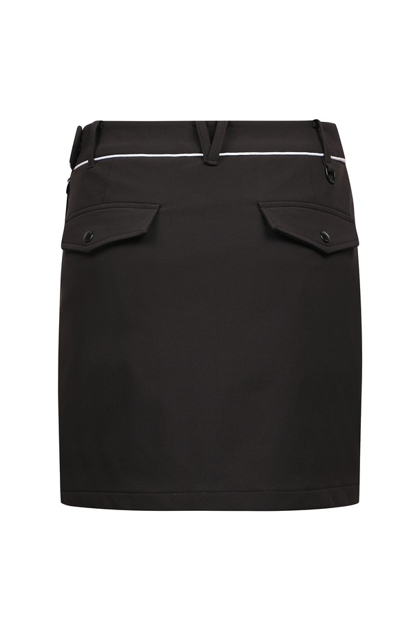 **[25FW] 여성 이중지 H라인 큐롯 L21E3PC371_BK**

가을과 겨울 시즌, 스포티한 골프룩 연출에 적합한 여성용 블랙 큐롯입니다. 이중지 소재로 제작되어 편안한 착용감과 보온성을 제공합니다. H라인 핏으로 다리 라인을 자연스럽게 살려주며, 큐롯스커트 디자인으로 활동성을 높였습니다. 미니멀한 디자인으로 다양한 상의와 매치하여 스타일리시한 골프룩을 완성할 수 있습니다.
