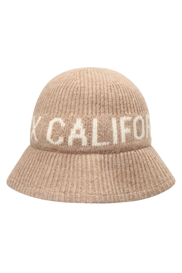 [25FW] 여성 벨 라인 로고 햇 L21E3CP151_BG는 캐시울 원사를 사용하여 부드러운 촉감이 특징인 여성 모자입니다. 가을, 겨울 시즌에 착용하기 좋으며, 캐주얼, 골프 스타일 모두 소화 가능합니다. 베이지와 블랙 두 가지 색상으로 출시되었으며, 신축성이 있어 편안한 착용감을 제공합니다. 모자 안감이 있어 보온성을 더하며, 머리둘레 56cm 사이즈로 제작되었습니다. 클래식, 캐주얼, 미니멀 스타일을 즐겨 입는 분들께 추천합니다.
