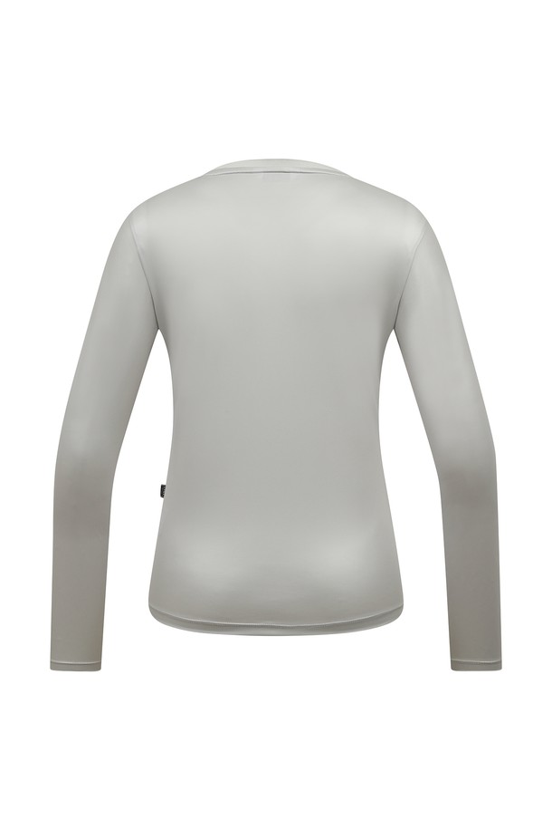 [25FW] 여성 이너용 브이넥 방풍 베이스레이어 L21E3TI351_GY는 골프 및 이너웨어 용도로 제작된 여성 베이스레이어입니다. 가을, 겨울 시즌에 적합하며, 스포티한 스타일을 연출합니다. 슬림핏 디자인에 브이넥 라인으로 세련된 느낌을 더했습니다. 중간 두께감의 폴리에스테르, 폴리우레탄 혼방 소재로 제작되어 방풍 기능을 제공하며, 무지 패턴의 긴소매 디자인입니다. 이너웨어 또는 골프룩에 활용하여 활동성과 스타일을 동시에 잡을 수 있습니다.
