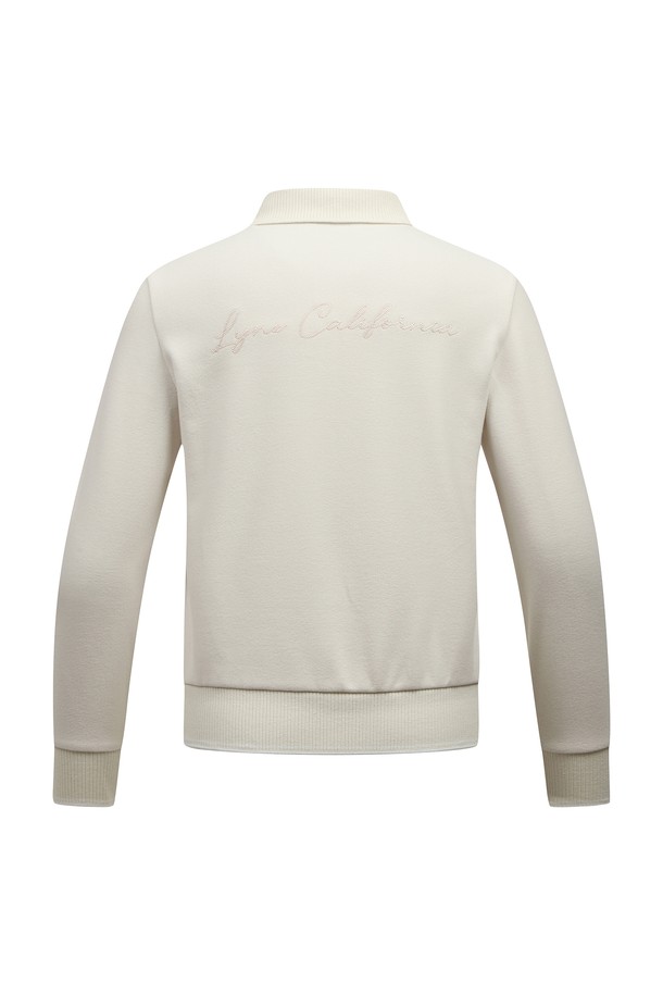 [25FW] 여성 앞 절개 포인트 블루종 폴로 티셔츠 (L21E3TO353_IV)는 아이보리 컬러의 여성용 폴로 티셔츠입니다. 가을, 겨울 시즌에 적합하며, 골프룩 또는 스포티, 캐주얼 스타일 연출에 용이합니다. 폴리에스테르, 나일론, 아크릴, 면, 폴리우레탄의 혼방 소재로 제작되어 부드러운 촉감과 신축성을 제공합니다. 긴 소매 기장의 레귤러핏 디자인에 체인 자수 장식과 블루종 스타일이 특징이며, 앞 절개 포인트로 세련됨을 더했습니다. 중간 두께감의 폴로넥 티셔츠로, 편안하고 활동적인 골프 라운딩을 돕습니다.
