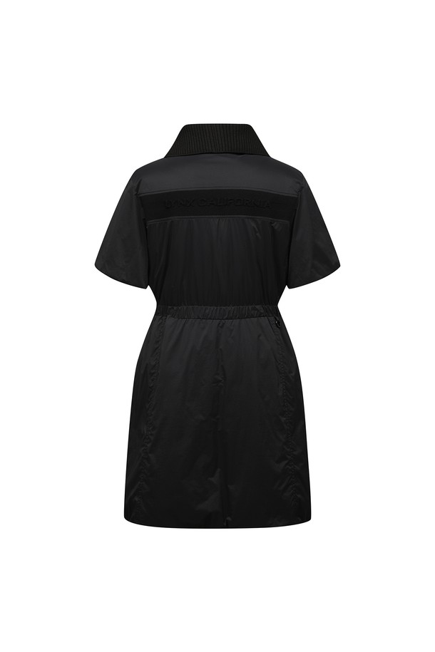 [25FW] 여성 원피스형 패딩점퍼 L21E3JP254_BK는 겨울철 골프 및 일상에서 스포티한 스타일을 연출할 수 있는 여성용 패딩 점퍼입니다. 블랙과 블루 두 가지 색상으로 출시되었으며, 미디엄 기장의 레귤러 핏으로 편안하게 착용 가능합니다. 얇은 반소매 디자인에 집업 여밈 방식으로 간편하게 입고 벗을 수 있으며, 보온성을 높이는 두꺼운 두께감과 부드러운 촉감이 특징입니다. 니트 칼라 탈부착이 가능하며, 안감이 있어 더욱 따뜻하게 착용할 수 있습니다. 나일론, 아크릴, 울, 폴리에스터, 레이온 등 다양한 소재를 사용하여 디자인되었습니다.
