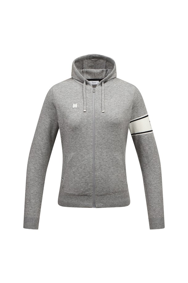 [25FW] 여성 등판 우븐 배색 후드 가디건 L21E3SD282_MG는 골프 및 캐주얼 스타일을 위한 여성용 후드 가디건입니다. 멜란지 그레이 네이비 컬러에 레귤러 핏으로 제작되었으며, 등판 우븐 배색이 스포티한 무드를 더합니다. 부드러운 촉감의 아크릴, 폴리에스테르, 울, 나일론, 폴리우레탄 혼방 소재로 제작되어 가을에 착용하기 좋습니다. 집업 스타일로 편안하게 입고 벗을 수 있으며, 왼쪽 소매 로고 자카드와 약간의 신축성이 특징입니다. 긴 소매 기장의 레귤러 기장 가디건으로, 골프룩에 완성을 더해줍니다.
