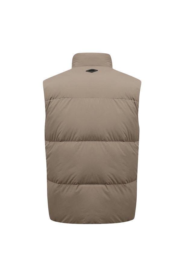 남성용 방풍 H/ZIP SET 덕 다운 베스트 L11E4JV389_BG입니다. 골프 및 퍼포먼스 활동에 적합하며, 가을과 겨울에 따뜻하게 착용할 수 있습니다. 베이지 색상의 무지 디자인으로, 스포티하고 미니멀한 스타일을 연출합니다. 두꺼운 두께감과 신축성이 약간 느껴지는 소재로 제작되었으며, 오리 솜털 80%, 오리 깃털 20% 충전재를 사용하여 보온성을 높였습니다. 방풍 기능이 있어 야외 활동 시에도 쾌적함을 유지해 줍니다.
