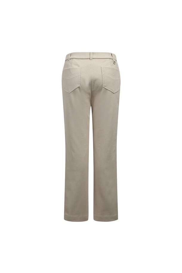 [베이직라인] 여성 코듀로이 플리스 본딩 팬츠 L22E4PT073_IV는 부드러운 코듀로이 소재에 플리스 본딩 안감을 더해 포근한 착용감을 선사하는 여성용 긴 바지입니다. 아이보리, 베이지, 와인 세 가지 색상으로 출시되었으며, 스트레이트 핏으로 어떤 상의와도 쉽게 매치할 수 있습니다. 신축성이 좋아 활동성이 뛰어나며, 밴딩 처리된 허리 부분으로 편안함을 더했습니다. 가을, 겨울 시즌 골프룩, 겨울 데일리룩, 산책룩 등 다양한 TPO에 활용 가능하며, 베이직하고 미니멀한 스타일을 연출하기 좋습니다. 비침 걱정 없이 따뜻하게 입을 수 있는 실용적인 아이템입니다.
