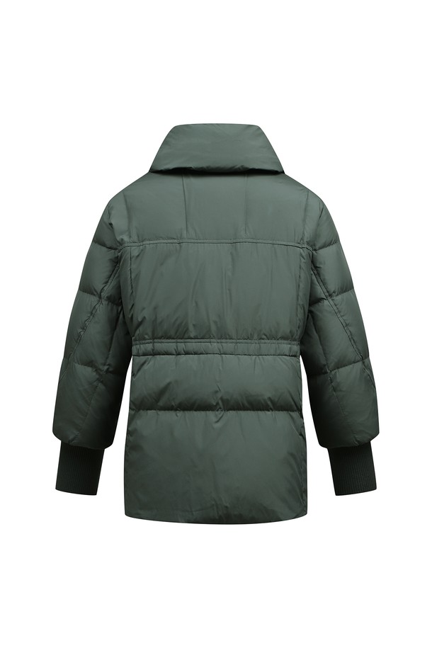 [25FW] 여성 와이드 에리 중기장 구스 다운 점퍼 L21E4JP259_GN은 여성스러운 실루엣을 강조하는 베이직 스타일의 구스다운 점퍼입니다. 겨울 시즌, 골프 및 일상에서 모두 활용 가능한 이 재킷은 부드러운 촉감의 두꺼운 두께감으로 보온성을 높였습니다. 그린 컬러의 무지 디자인에 와이드 칼라와 래글런 소매 디테일이 돋보이며, 허리 스트링과 리브 마감으로 편안한 착용감을 선사합니다. 폴리에스테르, 울, 아크릴, 폴리우레탄 등 다양한 소재와 안감 처리가 꼼꼼하게 이루어져 있으며, 긴 소매에 집업 방식으로 간편하게 여밀 수 있습니다.
