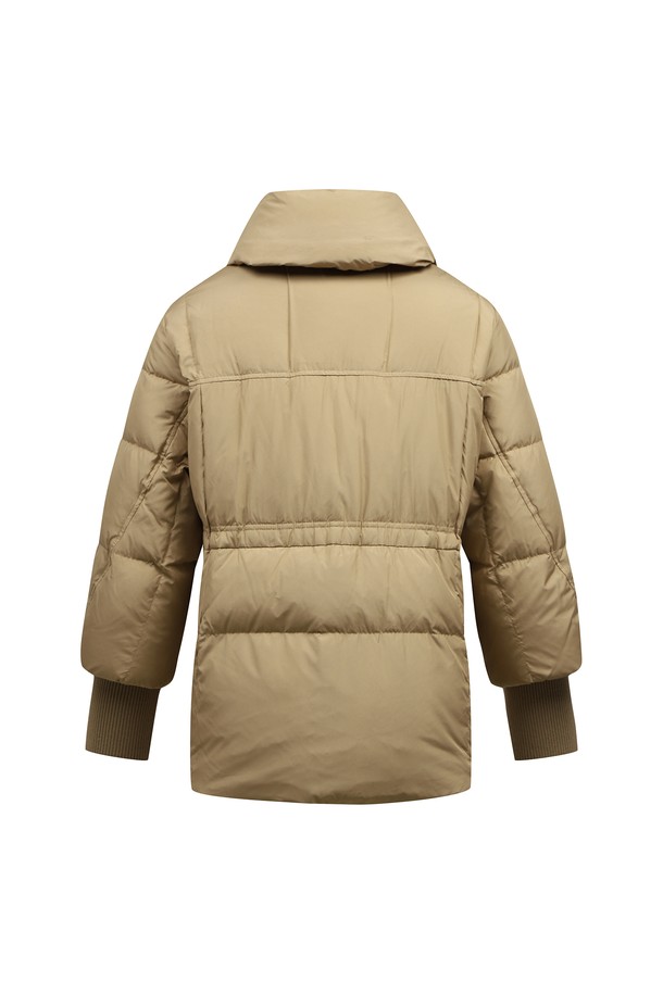우아한 스타일의 여성용 구스 다운 점퍼입니다. 쌀쌀한 겨울 날씨에 골프룩 또는 데일리룩으로 활용하기 좋습니다. 베이지와 그린 두 가지 색상으로 출시되었으며, 무지 디자인에 레귤러핏으로 제작되었습니다. 와이드 카라와 허리 스트링으로 여성스러운 실루엣을 연출하며, 넥과 소매 시보리 마감으로 보온성을 높였습니다. 거위솜털 90%, 거위깃털 10%의 충전재와 안감, 신축성 있는 소재로 편안한 착용감을 선사합니다.
