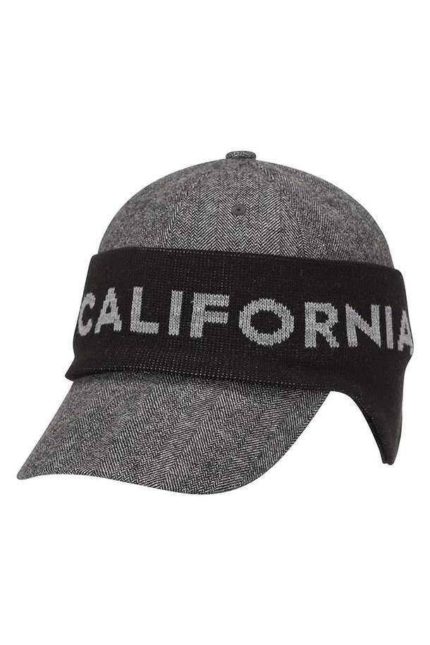 [25FW] 남성 니트 탈착 귀도리 캡 L11E4CP205_BK는 골프룩과 겨울 데일리룩에 어울리는 남성용 귀도리 캡입니다. 모자, 귀마개 세트로 구성되어 있으며, 탈착식 귀도리로 다양한 스타일 연출이 가능합니다. 모 50%, 폴리에스터 50% 혼방의 두꺼운 니트 조직으로 제작되어 겨울철 따뜻하게 착용할 수 있습니다. 색상은 GYBK, Gray, Black 세 가지로 출시되었으며, 신축성이 좋아 편안한 착용감을 제공합니다. 58cm 사이즈로 출시되어 클래식, 미니멀, 캐주얼 스타일을 즐기는 남성분들께 추천합니다.
