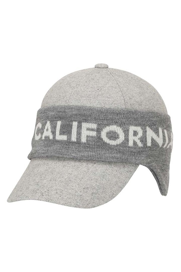 추운 겨울, 따뜻함과 스타일을 동시에 잡을 수 있는 남성 니트 탈착 귀도리 캡 L11E4CP205_GY입니다. 부드러운 모, 폴리에스터, 아크릴 혼방 소재로 제작되어 뛰어난 보온성과 신축성을 자랑하며, 두꺼운 두께감으로 한겨울에도 포근하게 착용할 수 있습니다. 탈착식 귀도리가 있어 날씨와 스타일에 따라 다양하게 연출 가능하며, 귀마개와 모자를 단품으로도 활용할 수 있어 실용적입니다. 니트 조직 특유의 캐주얼하고 클래식한 디자인으로 골프룩, 겨울 데일리룩 등 어떤 스타일에도 자연스럽게 매치할 수 있습니다. 그레이(Gray)와 블랙(Black) 두 가지 컬러로 출시되어 폭넓은 선택이 가능합니다.
