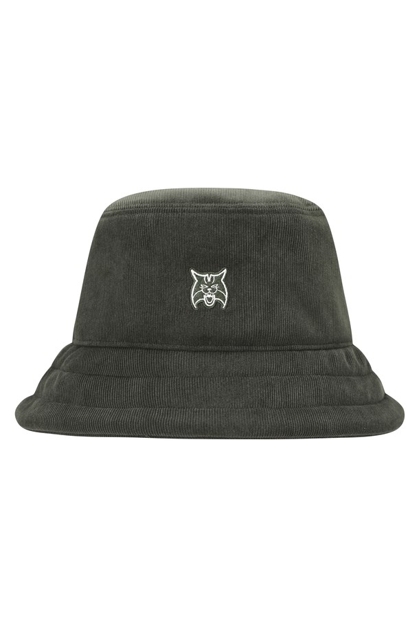 [25FW] 여성 코듀로이 버킷햇 L21E4CP258_GN는 가을, 겨울 시즌에 어울리는 여성용 버킷햇입니다. 부드러운 골지 코듀로이 소재와 면, 폴리에스테르 혼방으로 제작되어 편안한 착용감을 선사합니다. 중간 깊이의 모자에 일반 챙 넓이로 안정적인 핏을 제공하며, 그린 컬러와 자수 디테일이 캐주얼하면서도 클래식한 스타일을 연출합니다. 사이즈 조절 기능과 내부 안감이 있어 실용적이며, 골프룩, 가을 나들이룩, 겨울 데일리룩 등 다양한 TPO에 활용 가능합니다. 신축성이 좋아 편안하게 착용할 수 있으며, 비침 걱정 없이 안심하고 사용할 수 있습니다.

