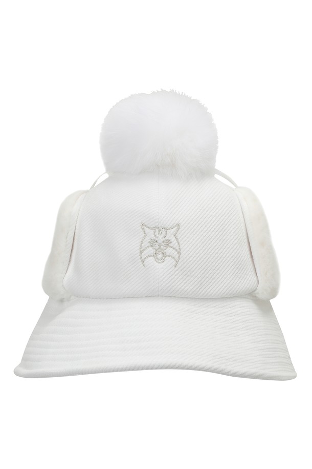 따뜻함과 스타일을 동시에 잡는 여성용 코듀로이 귀달이 방울 버킷햇입니다. 부드러운 코듀로이 소재와 폭스퍼 방울 장식이 포근한 느낌을 선사하며, 화이트와 브라운 두 가지 색상으로 출시되었습니다. 챙 넓이 7.5cm의 중간 모자 깊이로 얼굴을 더욱 돋보이게 해줍니다. 귀달이 부분은 리본으로 고정하거나 내리고 올릴 수 있어 보온성을 조절할 수 있으며, 안감과 패딩 처리로 더욱 따뜻하게 착용할 수 있습니다. 골프룩, 겨울 데일리룩, 산책룩 등 다양한 TPO에 캐주얼, 클래식, 미니멀 스타일로 연출해보세요.
