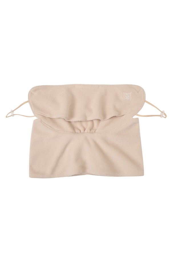 [25FW] 여성 플리스 방한 마스크 L21E4AC253_BG는 겨울철 추위를 효과적으로 막아주는 여성용 방한 마스크입니다. 부드러운 폴리에스터 플리스 소재로 제작되어 뛰어난 보온성을 제공하며, 안감 기모 처리로 더욱 따뜻하게 착용할 수 있습니다. 베이지와 블랙핑크 두 가지 색상으로 출시되어 다양한 겨울 스타일 (캐주얼, 미니멀, 클래식) 에 매치하기 용이합니다. 얼굴과 목 부분을 넓게 커버하여 찬 바람으로부터 보호하며, 코 부분 와이어와 귀 부분 스토퍼를 통해 편안한 착용감을 선사합니다. 겨울 데일리룩, 산책룩, 여행룩 등 다양한 TPO에 활용할 수 있는 실용적인 아이템입니다.
