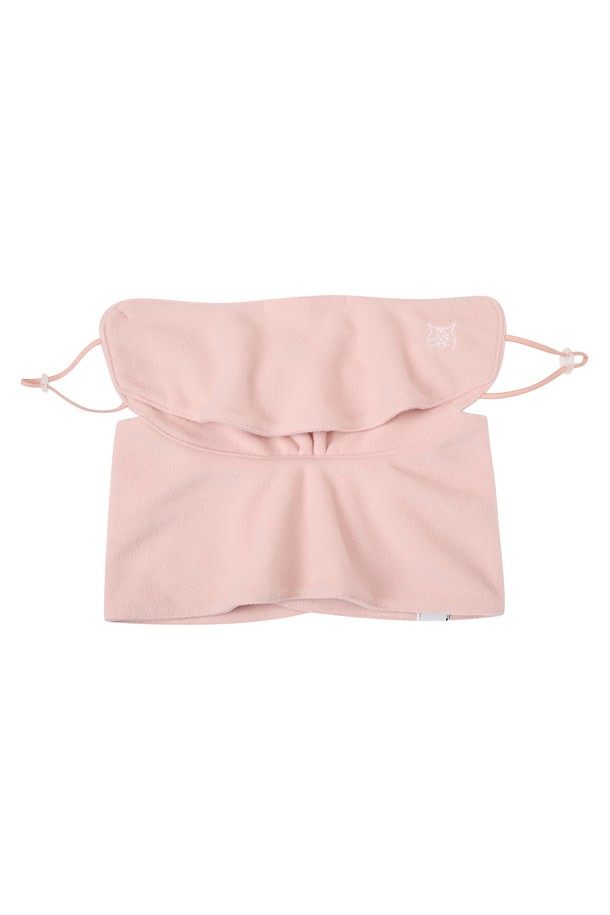 **[25FW] 여성 플리스 방한 마스크 L21E4AC253_PK**는 추운 겨울, 당신의 따뜻함을 책임질 필수 아이템입니다. 부드러운 플리스 소재로 제작되어 뛰어난 보온성을 제공하며, 얼굴과 목 부분을 포근하게 감싸줍니다. 코 부분 와이어와 귀 부분 스토퍼가 있어 사이즈 조절이 용이하며, 핑크 블랙, 베이지 두 가지 색상으로 출시되어 다양한 겨울 데일리룩에 미니멀, 클래식, 캐주얼 스타일 모두 연출하기 좋습니다. 안감 처리가 되어 있어 더욱 따뜻하고 편안하게 착용할 수 있으며, 신축성이 좋아 활동성 또한 보장합니다.
