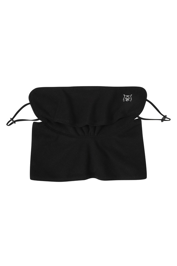 [25FW] 여성 플리스 방한 마스크 L21E4AC253_BK는 겨울철 보온을 위한 여성용 마스크입니다. 부드러운 폴리에스터 소재로 제작되었으며, 안감 기모 처리로 더욱 따뜻하게 착용할 수 있습니다. 얼굴과 목을 덮는 디자인으로 방한 효과를 높였으며, 귀걸이 스토퍼를 통해 사이즈 조절이 가능합니다. 블랙, 핑크, 베이지 세 가지 색상으로 출시되어 데일리룩 및 산책룩 등 다양한 스타일에 캐주얼하고 미니멀하게 매치하기 좋습니다. 신축성이 뛰어나 편안하게 착용 가능하며 비침 걱정 없이 겨울철 따뜻함을 유지해 줍니다.
