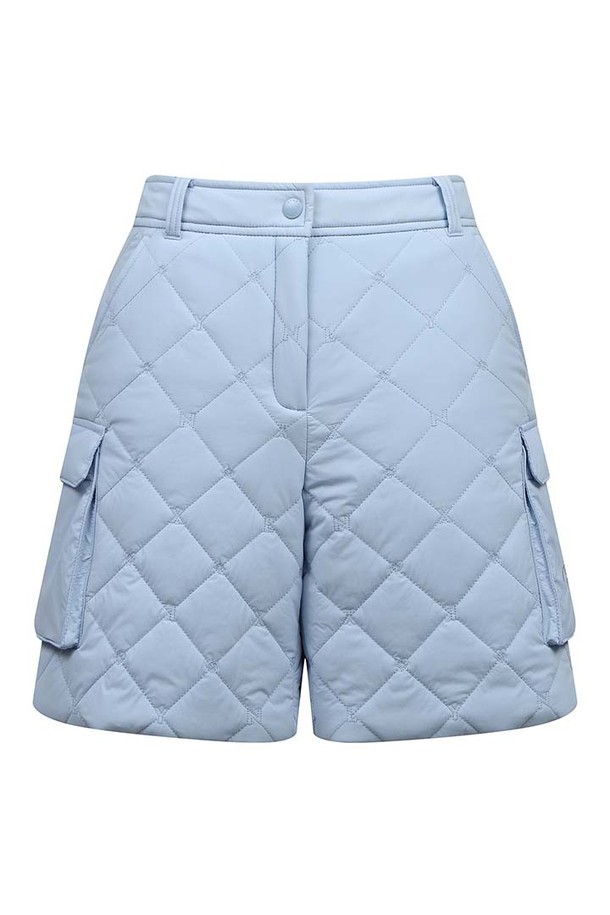 [25FW] 여성 패딩 퀼팅 하프 팬츠 L21E4PM282_BL은 스포티한 스타일의 여성 골프룩을 위한 하프 팬츠입니다. 블루 컬러에 다이아몬드 퀼팅 패턴이 적용되어 세련된 디자인을 연출합니다. 부드러운 촉감의 나일론, 폴리우레탄, 폴리에스테르 혼방 소재로 제작되었으며, 신축성이 뛰어나 편안한 착용감을 제공합니다. 안감이 있어 따뜻하며, 허리 밴딩은 없습니다. 겨울철 골프 활동에 적합하며 레귤러핏으로 활동성을 높였습니다.
