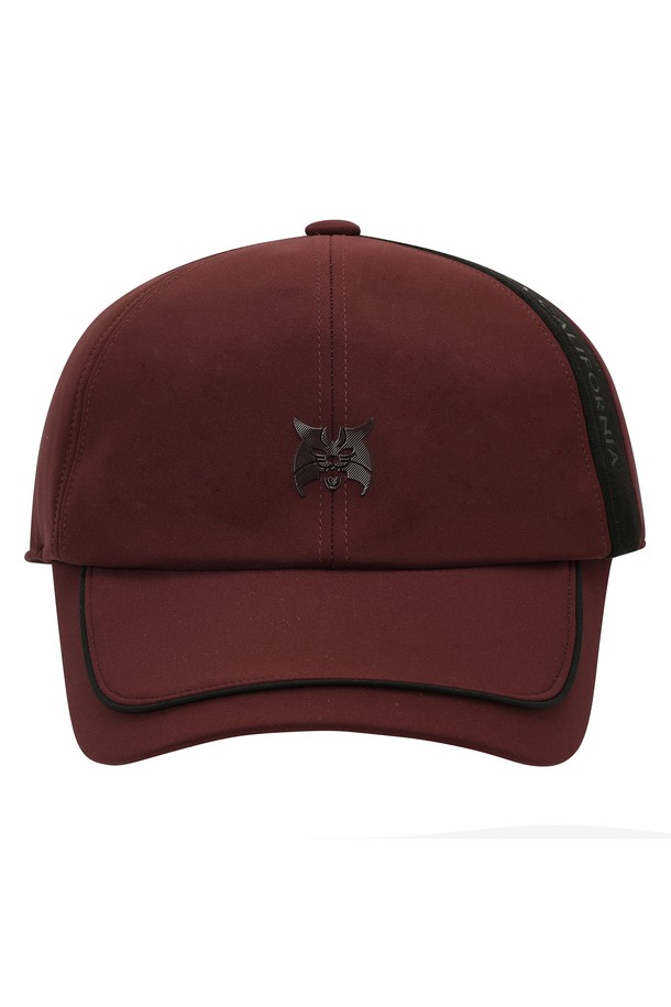 [25FW] 남성 방한 귀도리 캡 L11E4CP302_WN은 겨울철 추위로부터 따뜻하게 보호해 주는 남성용 귀도리 캡입니다. 와인과 블랙 두 가지 색상으로 출시되었으며, 골프 또는 겨울 스포츠 활동 시 활용하기 좋습니다. 부드러운 촉감의 폴리에스테르와 폴리우레탄 혼방 소재로 제작되었으며, 두꺼운 두께감으로 보온성을 높였습니다. 귀도리는 접이식으로 일반 캡처럼 착용 가능하며, 사이즈 조절이 가능한 58cm입니다. 스웨이드 로고 디자인과 안감 처리가 돋보이며, 약간의 신축성으로 편안한 착용감을 제공합니다.
