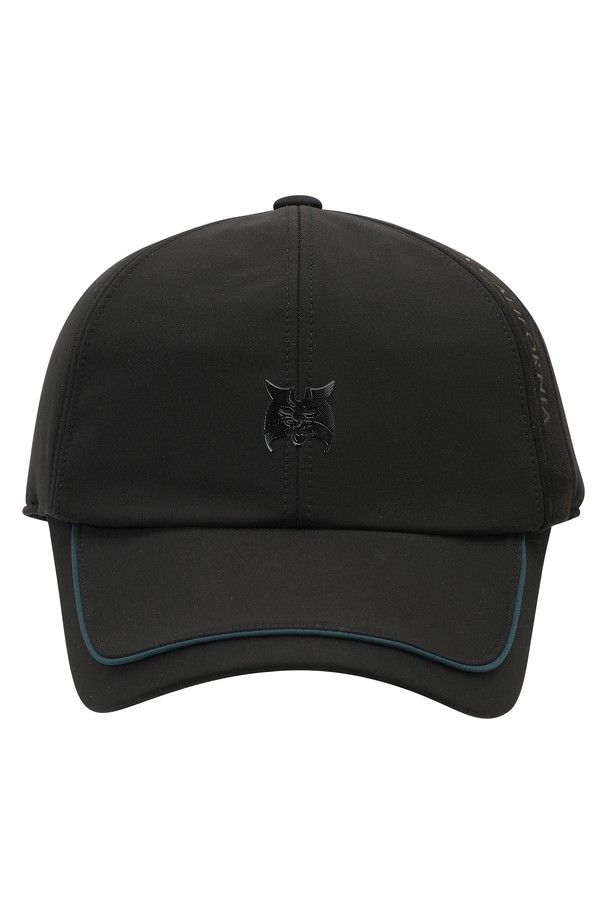 [25FW] 남성 방한 귀도리 캡 L11E4CP302_BK는 겨울철 추위에도 스타일을 놓치지 않도록 돕는 남성용 귀도리 캡입니다. 블랙과 와인 두 가지 색상으로 출시되었으며, 골프나 일상생활에서 모두 착용할 수 있습니다. 안감이 있어 보온성을 높였으며, 두꺼운 두께감으로 한겨울에도 따뜻하게 착용 가능합니다. 폴리에스터와 폴리우레탄 혼방 소재로 제작되어 약간의 신축성이 있으며, 무지 디자인에 스웨이드 로고 장식을 더해 고급스러움을 더했습니다. 일반 육쪽 캡과 귀달이 육쪽 캡, 두 가지 스타일로 연출할 수 있어 실용적입니다.
