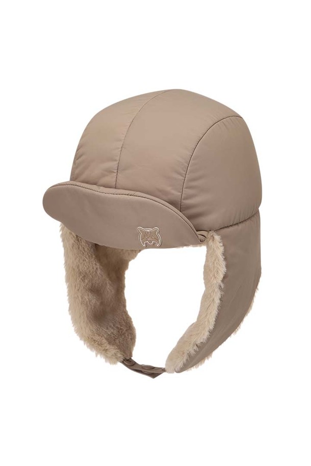 **[25FW] 여성 방한 트루퍼햇 L21E4CP353_BG**는 골프룩과 겨울 데일리룩에 모두 잘 어울리는 여성용 트루퍼햇입니다. 부드러운 촉감의 나일론과 폴리에스테르 혼방 소재에 퀄팅 패턴으로 디자인되었으며, 두꺼운 두께감으로 뛰어난 방한 기능을 제공합니다. 깊은 모자 깊이와 중간 챙 넓이로 안정적인 착용감을 선사하며, 앞쪽 와이어로 형태를 조절할 수 있습니다. 뒷쪽 조절 스트랩과 퍼 안감, 패딩 디테일로 보온성을 높였으며, 클래식, 미니멀, 캐주얼 스타일 모두 소화 가능한 베이지 컬러의 모자입니다.
