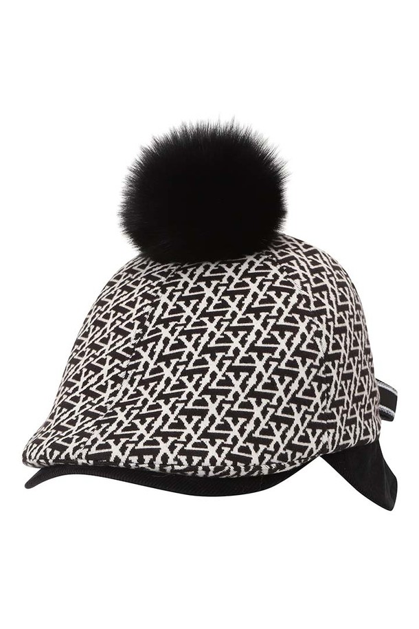 **[25FW] 여성 방울 뉴스보이 변형 캡 L21E4CP257_BK**

플리스 소재로 제작되어 부드러운 촉감을 선사하는 여성용 뉴스보이 캡입니다. 겨울철 보온성을 높여주는 디자인으로, 안감이 있어 더욱 따뜻하게 착용할 수 있습니다. 탈부착 가능한 폼폼 방울 장식이 있어 다양한 스타일 연출이 가능하며, 로고 패턴으로 포인트를 더했습니다. 클래식, 미니멀, 캐주얼 등 다양한 스타일의 겨울 데일리룩과 골프룩에 활용하기 좋습니다. 낮은 신축성으로 안정감 있는 착용감을 제공합니다.
