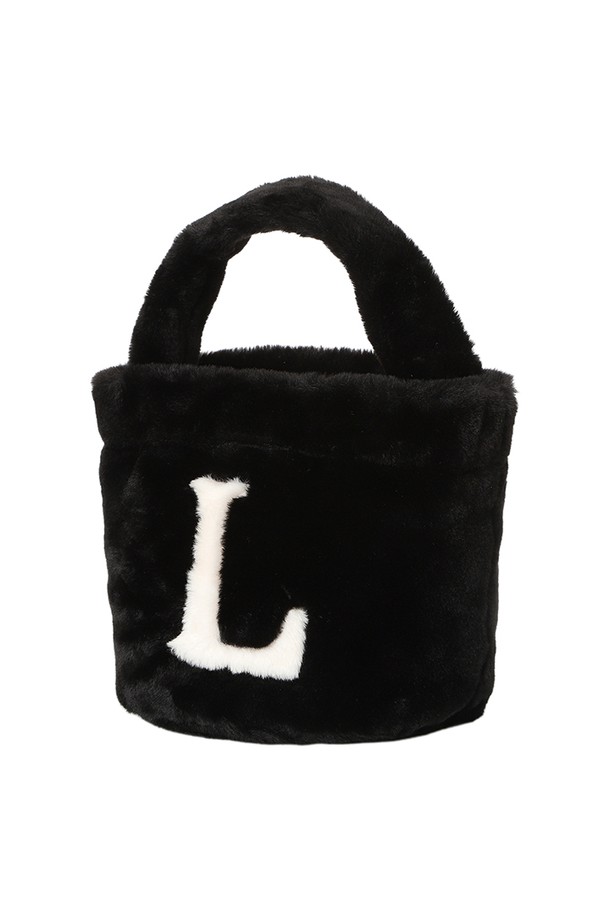 [25FW] 여성 로고배색 퍼 버킷백 L21E4BG151_BK는 부드러운 퍼 소재와 블랙, 베이지 컬러 배색이 돋보이는 여성 버킷백입니다. 미디엄 사이즈로, 탈부착 가능한 스트랩과 손잡이가 있어 크로스백, 숄더백, 토트백 등 다양한 스타일 연출이 가능합니다. 가방 전면에 로고 패턴이 디자인되어 있으며, 겨울철 데일리룩과 쇼핑룩에 캐주얼하면서도 미니멀한 포인트를 더해줍니다. 내부 안감 처리로 실용성을 높였으며, 겨울 스타일링에 따뜻함을 더해줄 아이템입니다.
