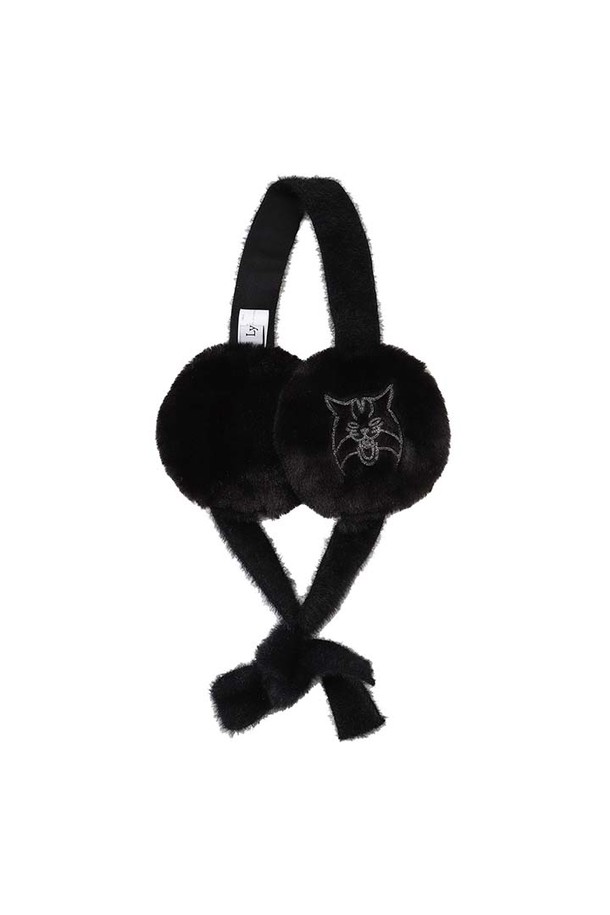 **[25FW] 여성 퍼 귀마개 L21E4AC251_BK**는 겨울철 보온성을 책임지는 여성용 귀마개입니다. 블랙과 아이보리 두 가지 색상으로 출시되었으며, 일상, 산책, 동네 마실 등 다양한 TPO에 적합합니다. 나일론과 폴리에스테르 혼방 소재로 제작되어 부드러운 착용감을 선사하며, 플리스 안감으로 보온성을 높였습니다. 시라소니 체인 자수 디테일과 하프타입 디자인으로 클래식, 미니멀, 캐주얼 스타일 모두 소화 가능하며, 신축성이 좋아 편안하게 착용할 수 있습니다. 본 제품은 SET-UP 구성품(L21E4CP262)과 함께 코디하여 더욱 스타일리시하게 연출할 수 있습니다.
