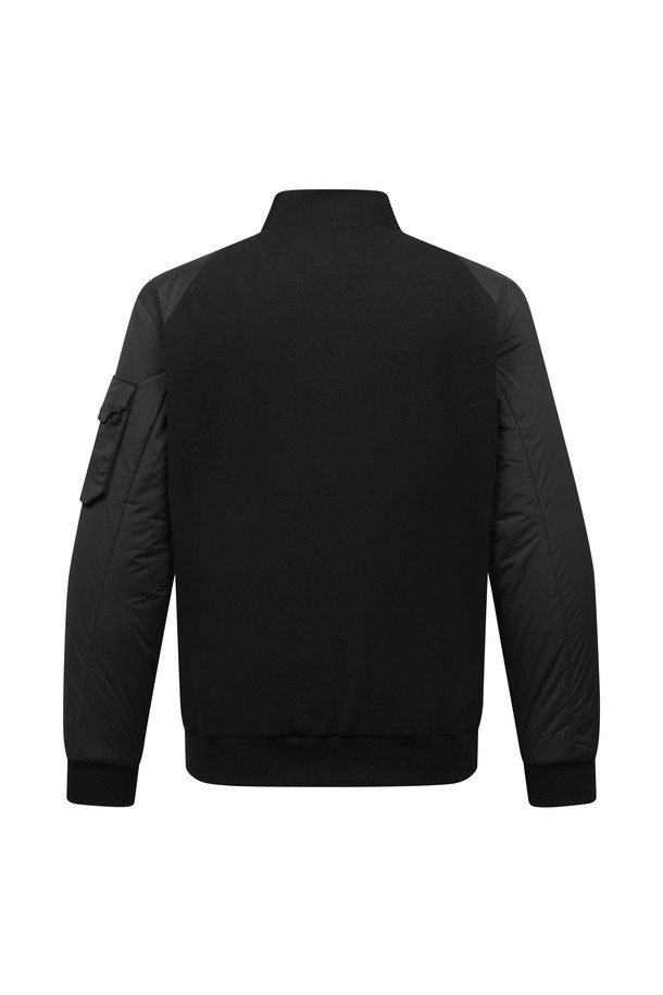 [25FW] 남성 방풍 믹스 H/ZIP 티셔츠 L11E3TH389_BK는 남성 골프룩을 위한 스포티한 스타일의 하프 집업 티셔츠입니다. 블랙 컬러의 레귤러핏 긴소매 제품으로, 가을 시즌에 적합합니다. 폴리에스터, 나일론, 폴리우레탄 혼방 소재로 제작되어 부드러운 촉감과 중간 두께감을 제공합니다. 방풍 및 보온 기능을 갖춘 하이브리드 디자인이며, 플리스 안감과 패딩 소매 디테일이 특징입니다. 하프넥 디자인으로 세련된 느낌을 더했습니다.
