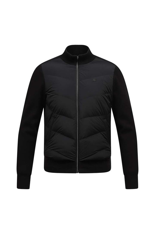 **[25FW] 여성 전판 충전재 모크 가디건 L21E4SD359_BK**

겨울철 라운딩과 데일리룩에 모두 활용하기 좋은 여성용 블랙 컬러의 모크 가디건입니다. 스포티한 스타일의 무지 디자인으로, 부드러운 촉감과 보온성을 제공합니다. 겉감은 아크릴, 폴리에스터, 울, 나일론, 폴리우레탄 혼방이며, 충전재는 덕다운을 사용하여 뛰어난 방풍 및 보온 기능을 갖췄습니다. 레귤러 핏의 긴소매 집업 스타일로, 안감이 있어 더욱 따뜻하게 착용할 수 있습니다.
