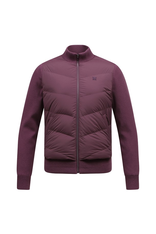 [25FW] 여성 전판 충전재 모크 가디건 L21E4SD359_PP는 겨울 시즌, 골프 및 데일리룩에 활용하기 좋은 여성용 아우터입니다. 퍼플과 블랙 두 가지 색상으로 출시되었으며, 스포티하고 미니멀한 스타일을 연출합니다. 두꺼운 두께감과 부드러운 촉감의 이 가디건은 아크릴, 폴리에스터, 울, 나일론, 폴리우레탄 혼방 소재로 제작되어 보온성을 높였습니다. 충전재(덕다운 80%, 덕페더 20%)와 안감, 방풍 기능으로 추운 날씨에도 쾌적하게 착용할 수 있습니다. 집업 스타일의 레귤러핏 긴소매 가디건으로, 간편하게 스타일링할 수 있습니다.
