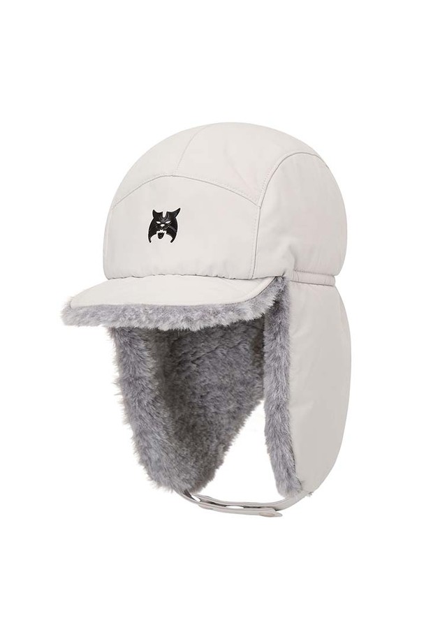 **[25FW] 남성 방한 워머 캡 L11E4CP303_BG**

클래식, 미니멀, 캐주얼 스타일을 아우르는 남성용 방한 워머 캡입니다. 겨울철 골프룩, 데일리룩에 적합하며, 베이지 및 블랙 두 가지 색상으로 출시되었습니다. 폴리에스터 소재에 약간의 신축성을 더해 편안한 착용감을 제공하며, 두꺼운 두께감으로 보온성을 높였습니다. 5.5cm 챙과 무지 디자인, 버클 및 와이어 디테일로 포인트를 주었으며, 방풍 기능과 사이즈 조절이 가능합니다. 안감이 있어 착용감이 좋고 비침 걱정 없이 따뜻하게 착용할 수 있습니다.
